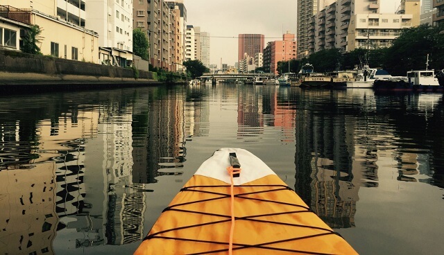 在东京划独木舟