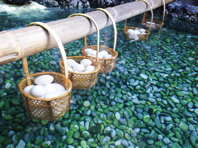 Boiling egg using the power of onsen