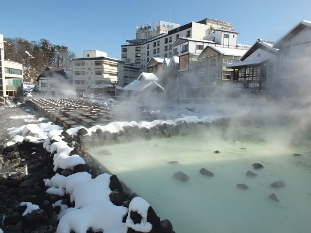 Kusatsu Onsen: เมืองน้ำพุร้อนประวัติศาสตร์และการบำบัด