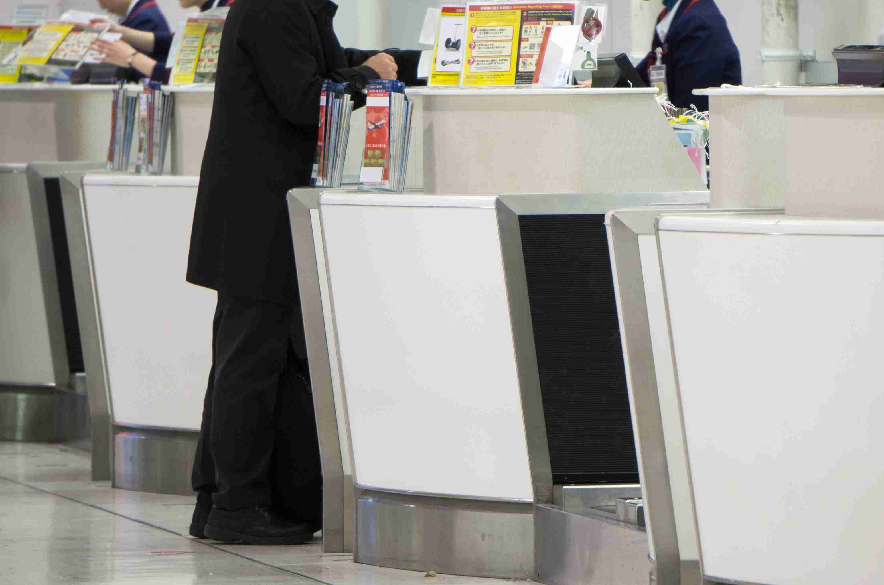 나리타 공항에서 일본 출국 절차를 밟기 위해 항공사 체크인 카운터에 줄을 선 여행객들의 모습