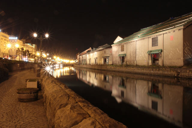 レトロな建築美。ガス灯揺れる夜景。昼も夜もときめく「小樽運河クルーズ」