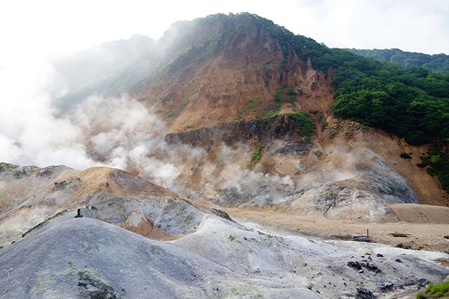 噴火口跡なのですり鉢状にくぼんだ谷間には草木がなく、一面むき出しの灰白色や赤茶色の岩