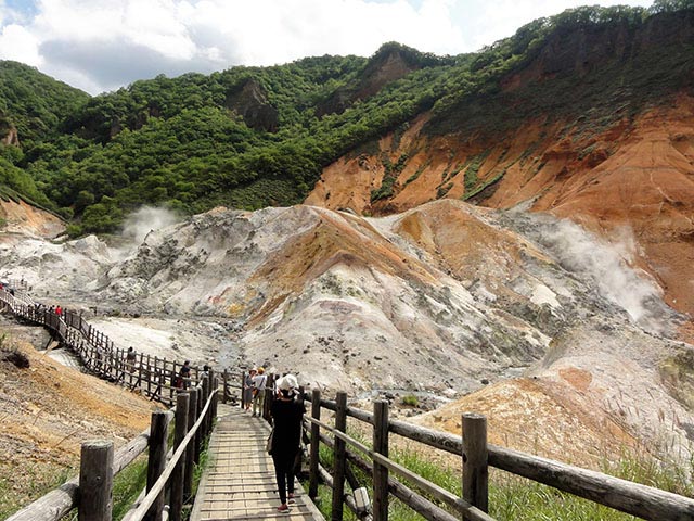 地獄谷へ続く散策路。地獄の底!?行ってみますか？