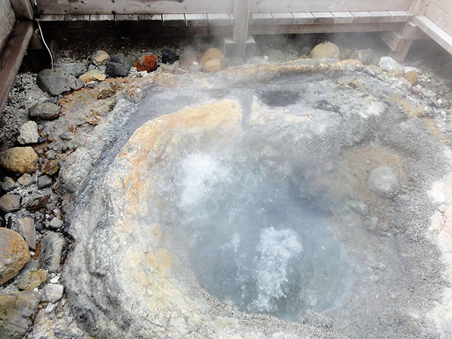 湯煙を上げてブクブクッと煮えたぎる様子は迫力あり！