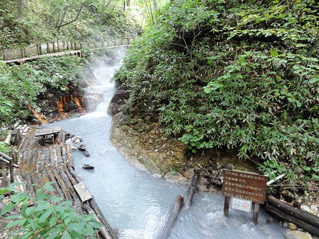 温泉が流れる川が足湯スポットに！