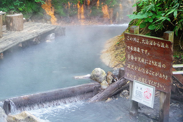 川の淵はウッドデッキになっていて、ここに腰かけて足湯を楽しめるんです！