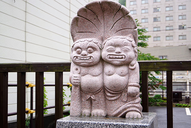 商店街の中ほどにある石像。仲良く2体並んだこちらは恋愛成就を願って♪