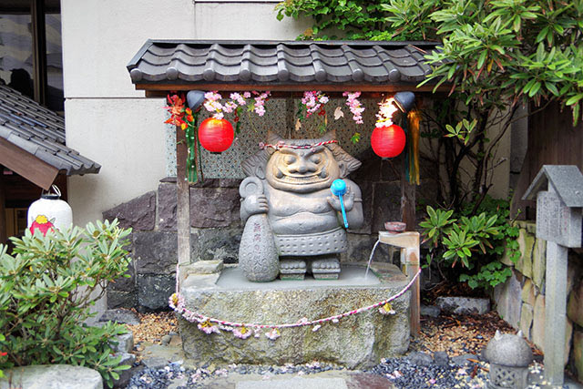 日帰り入浴施設「さぎり湯」入口にある石像。無病息災、諸病平癒を！