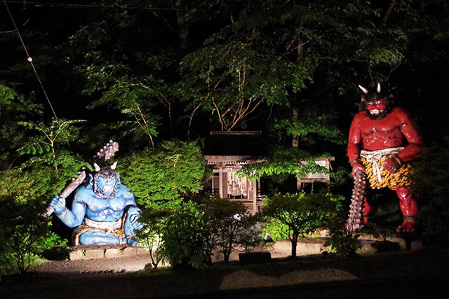 記念撮影スポットとして人気の赤鬼と青鬼の像。泉源公園の向かいにあります