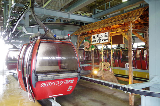 ロープウェイ山麓駅から高速ゴンドラが約15秒間隔で出発