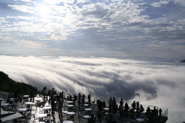 必ず行きたい絶景スポット「星野リゾート　トマム」の雲海テラス