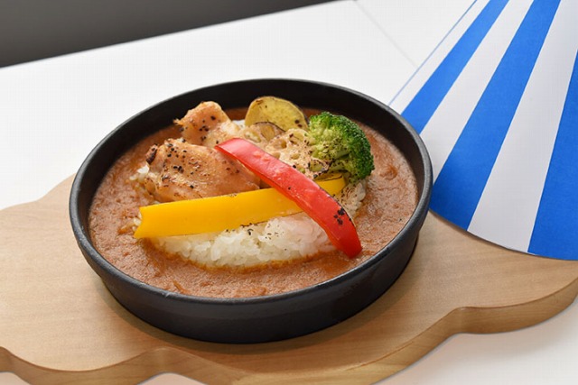 テントから現れるのは、美味しそうなカレー