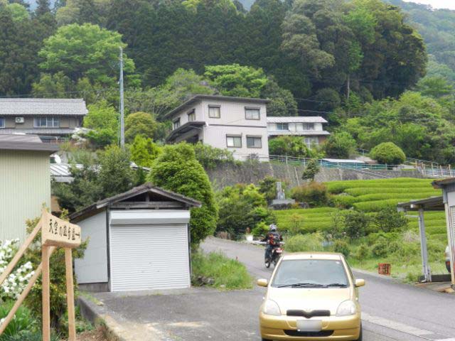 道中にある手作りの看板