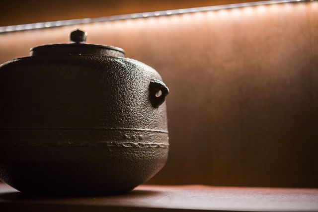 百十余年の歴史を紡ぐ、由緒ある茶釜です。