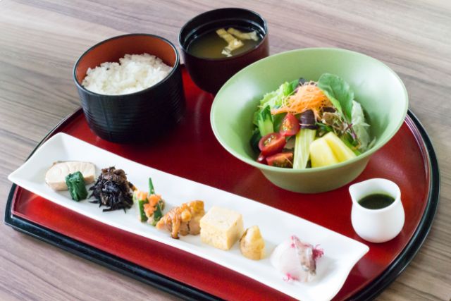 種類豊富なたっぷりお野菜の「おばんざいサラダランチ」