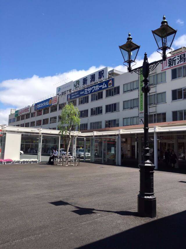 振り返ると見える新潟駅の看板
