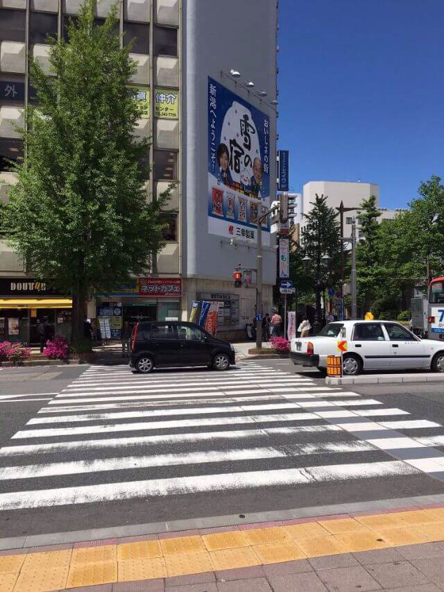 横断歩道を渡りましょう