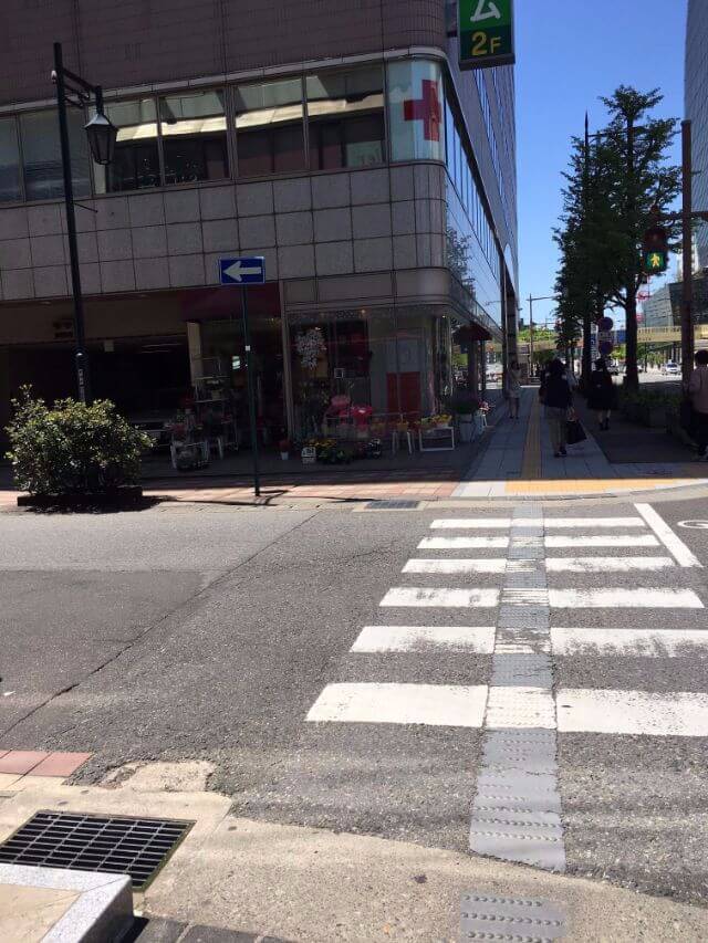 横断歩道を渡って左に曲がりましょう