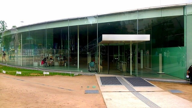 ガラス張りの洒落たデザイン・21世紀美術館