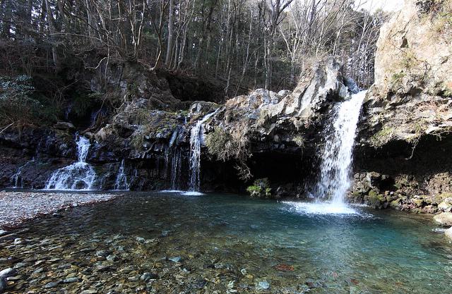 大人も子どもも水遊びしたくなる「陣馬の滝」