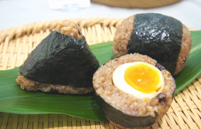 寝かせ玄米と日本のいいもの　いろは　半熟味玉おむすび