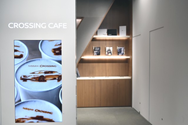 「CROSSING CAFE」ファザード