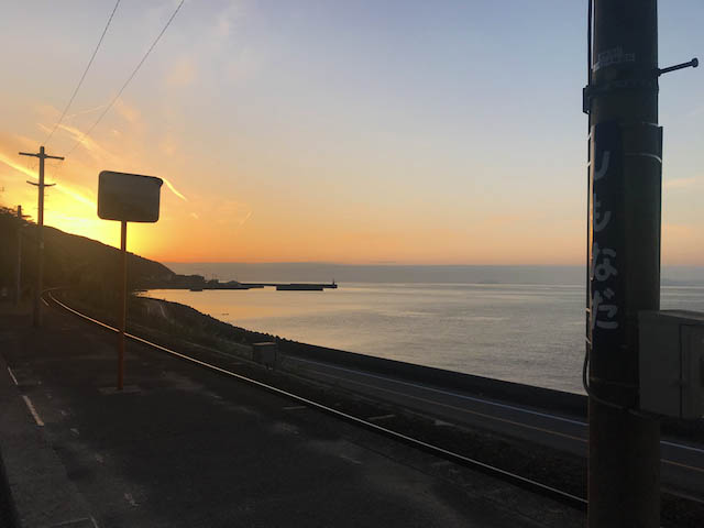 観光客に大人気。愛媛、瀬戸内下灘駅の夕日絶景スポットをご紹介