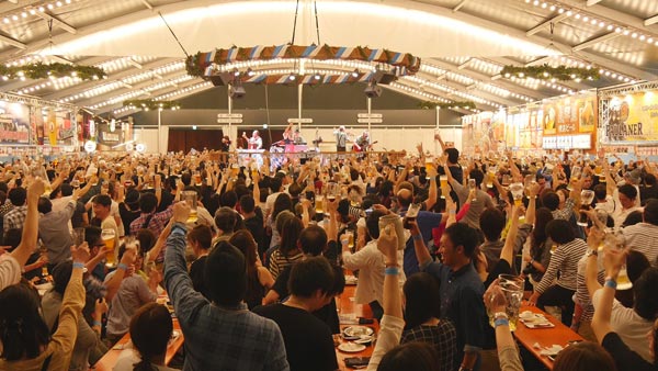 今年はビールも座席も過去最大規模！14回目の「横浜オクトーバーフェスト2015」で乾杯！
