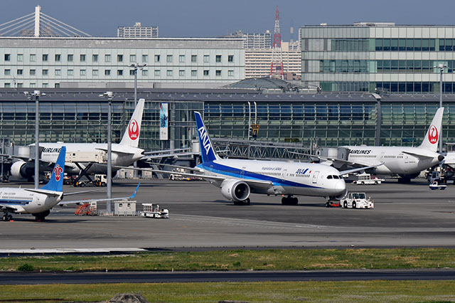 国際線では燃料サーチャージを徴収するのが一般的。写真は東京国際空港
