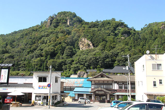 駅前から見た山寺