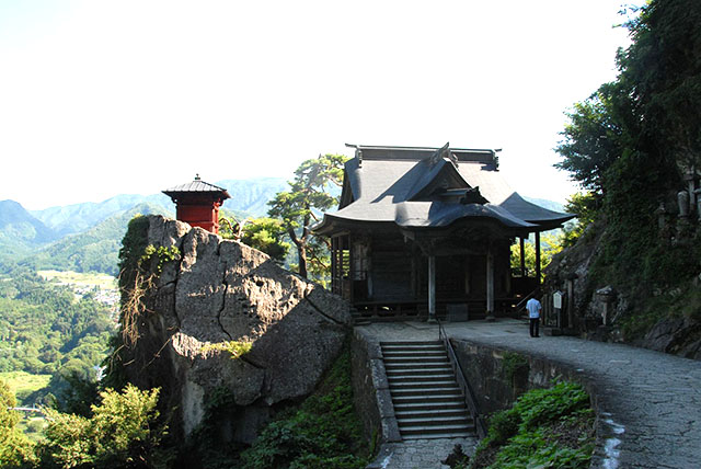 山寺の納経堂と開山堂