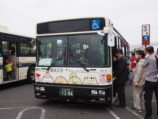 2015年3月30日、立川バスに「すみっコぐらしバス」がデビューしました！