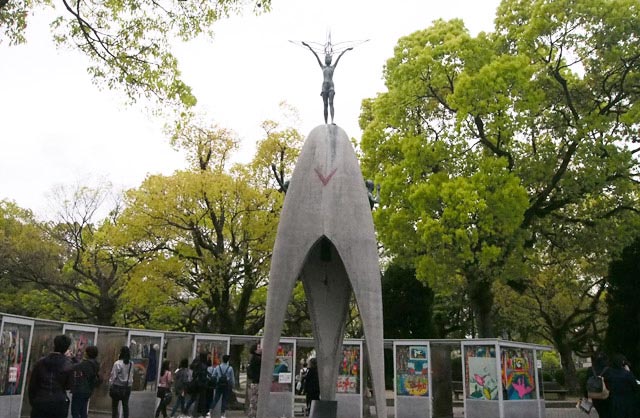 （左）原爆の子の像（右）広島平和記念資料館