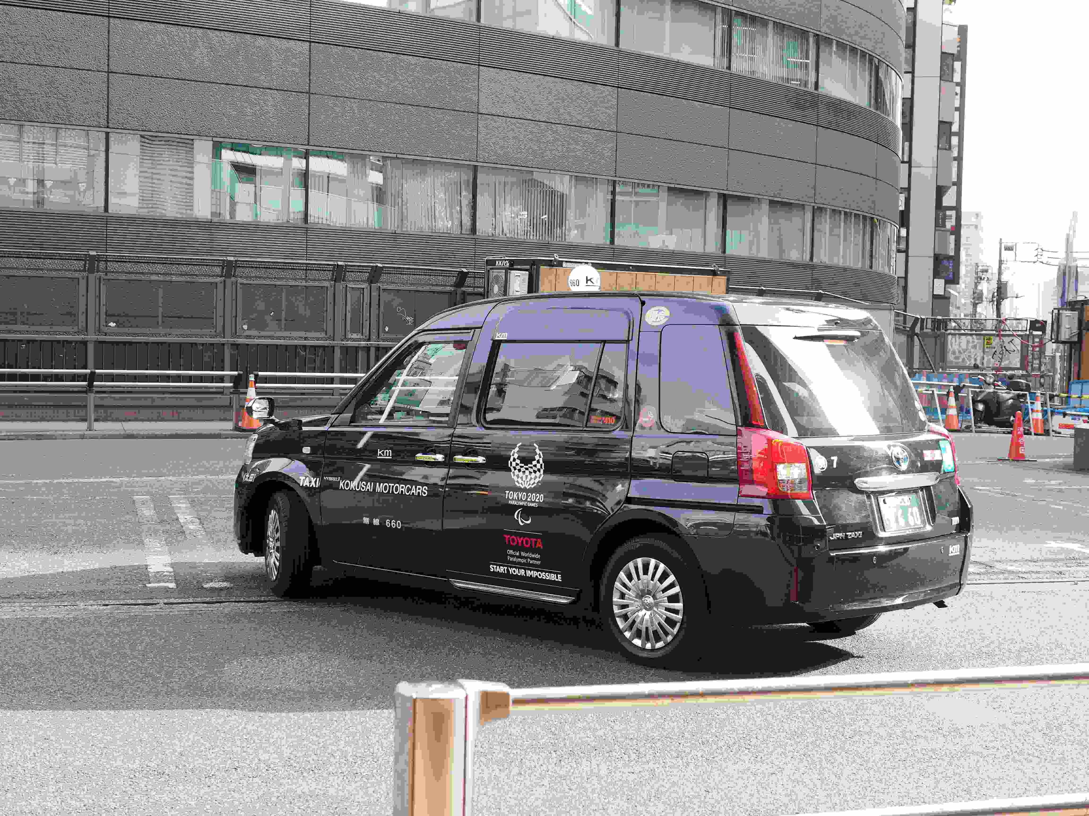車椅子の乗客が乗降しやすい深い藍色のJapan TAXIタクシー