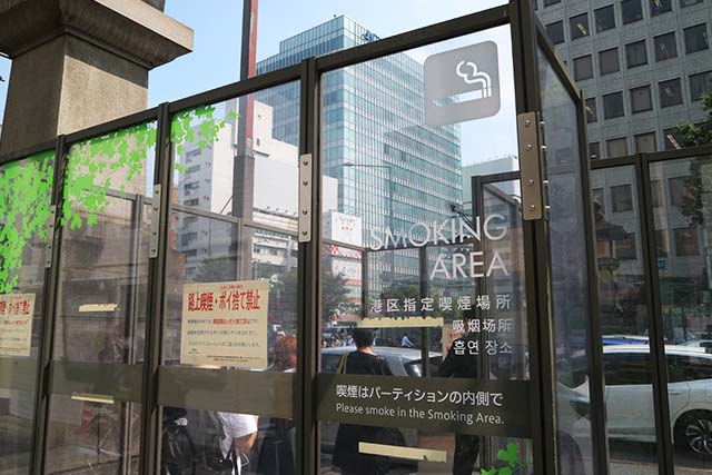 設置在戶外的公共吸菸區，是路上唯一能抽菸的地方