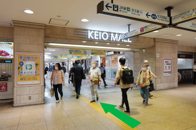 「KEIO MALL」的後方可以看見都營大江戸線「新宿站」的剪票口
