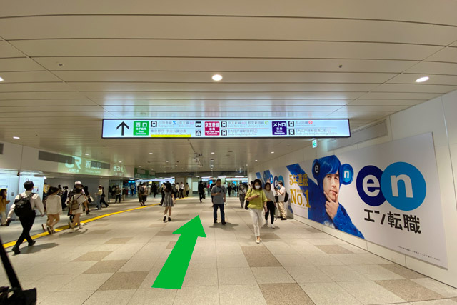 看著JR「新宿站」西剪票口左邊，一邊前進
