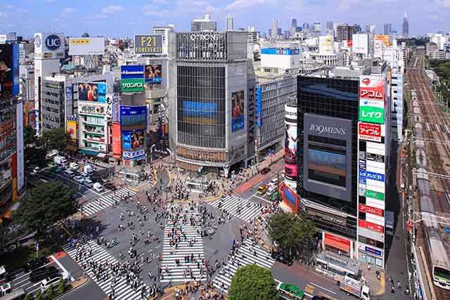 The world renowned Shibuya Scramble Crossing, which is today home to the Hachiko Memorial Statue.
© Tokyo Convention＆Visitors Bureau