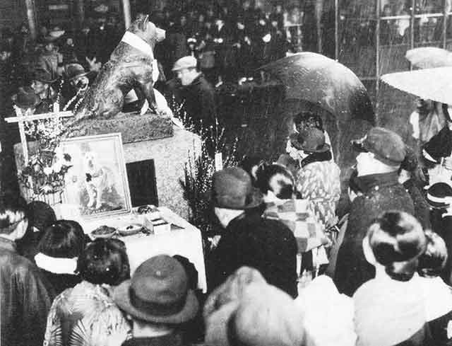 Teru Ando’s Hachiko statue outside Shibuya Station on the first anniversary of Hachiko’s passing.
Unknown author, Public domain, via Wikimedia Commons