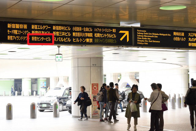 JR新宿駅　西口看板