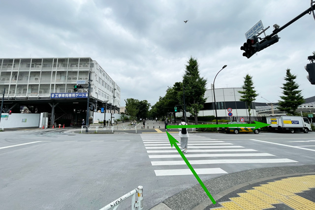 この横断歩道を渡たり、右へ進むと「国立代々木競技場」の渋谷門があります
