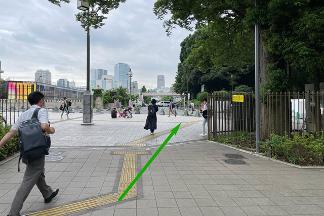 矢印方向へ2分ほど進みます
