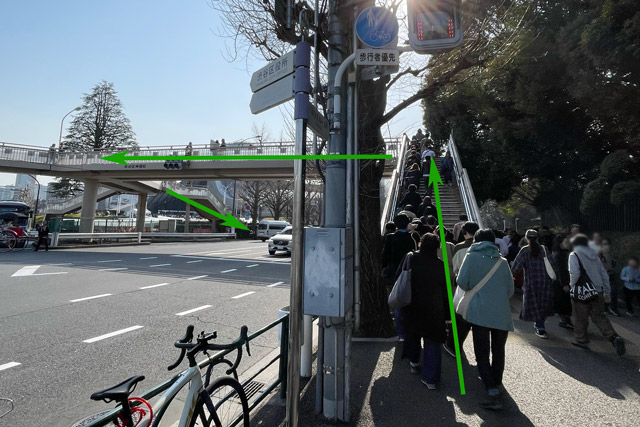 この歩道橋を上ります