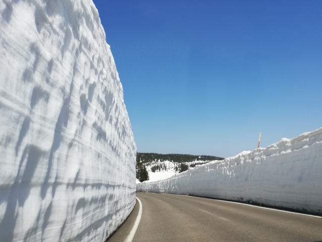 Spring Driving in Tohoku: Until When Are Winter Tires Necessary? (Zao, Lake Towada, Snow Corridor)