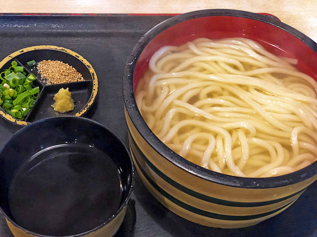 夜まで営業！香川で讃岐うどんを食べるなら「さぬき一番 一宮店」