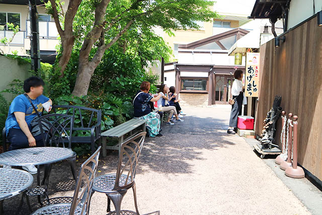 鎌倉J'sがある「雪ノ下ガーデン」は椅子もテーブルもあってのんびりできますよ