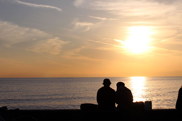 「七里ヶ浜」は夕日の綺麗なデートスポット。周辺のおすすめどころとともにご紹介！