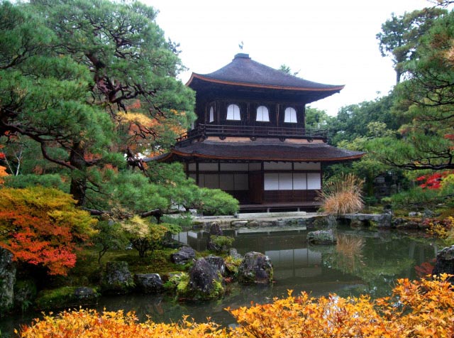【銀閣寺】京の“侘び寂び”を思わせる静かな佇まい。「東山慈照寺」で感じる東山文化
