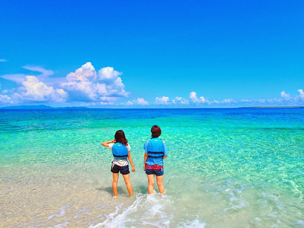 【厳選6選】海と空の青い絶景！沖縄の離島でまったり過ごす癒しの時間