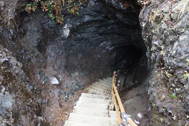「巌門洞窟」の入口。冒険のはじまりを予感させます。